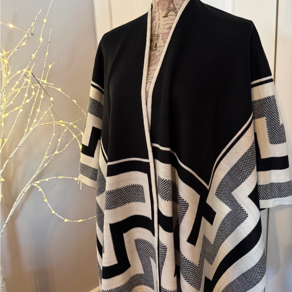 Peruvian alpaca Poncho reversible Black and White Geometric Women Sweater